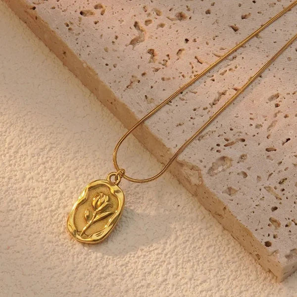 Floréa – Vintage Bloom Medallion Pendant
