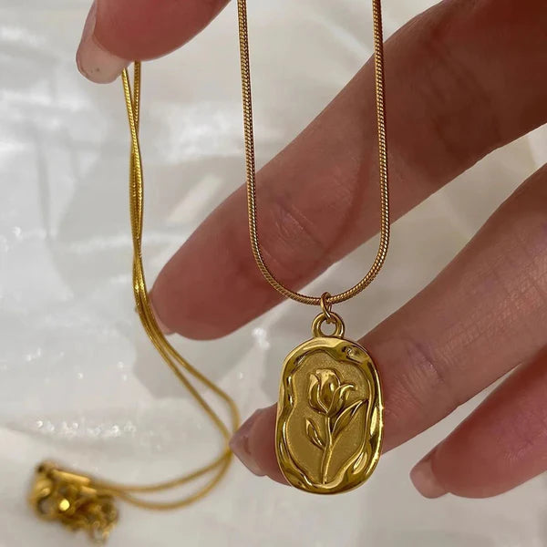 Floréa – Vintage Bloom Medallion Pendant