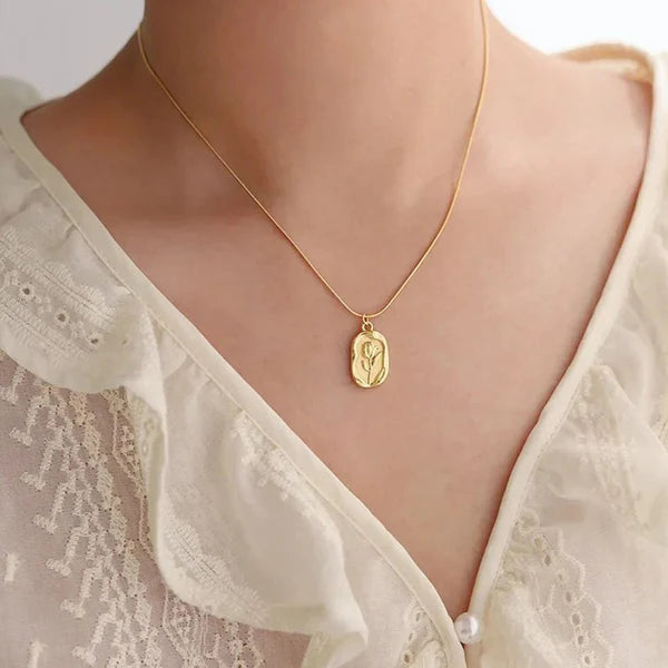 Floréa – Vintage Bloom Medallion Pendant