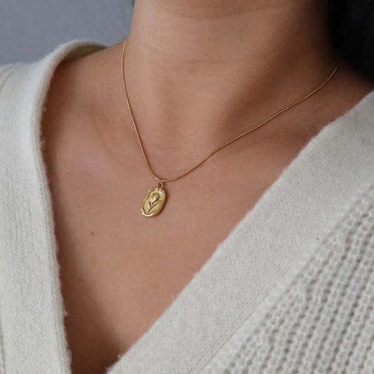 Floréa – Vintage Bloom Medallion Pendant