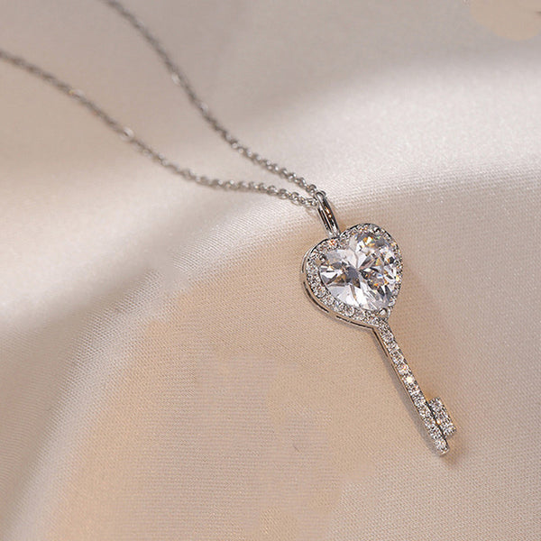 Lyra – Heart Key Sparkle Pendant