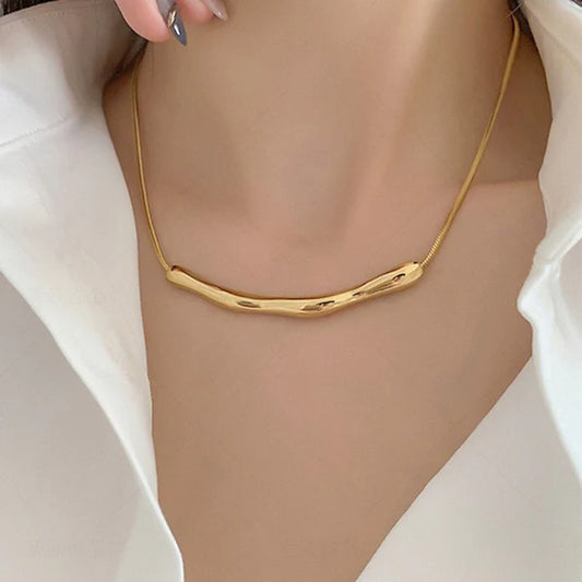 Aloura – Sculpted Arc Elegance Necklace