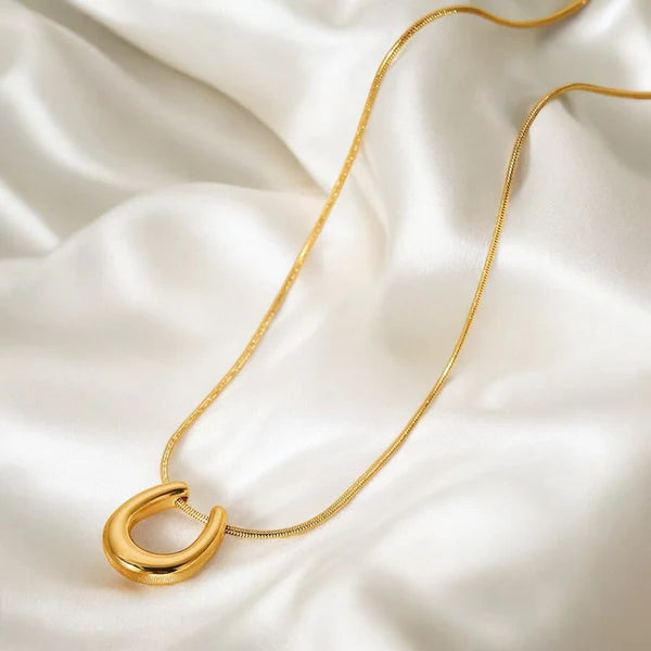 Oralyn – Modern Gold Loop Pendant