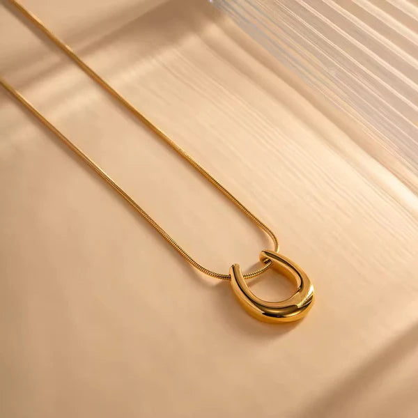 Oralyn – Modern Gold Loop Pendant