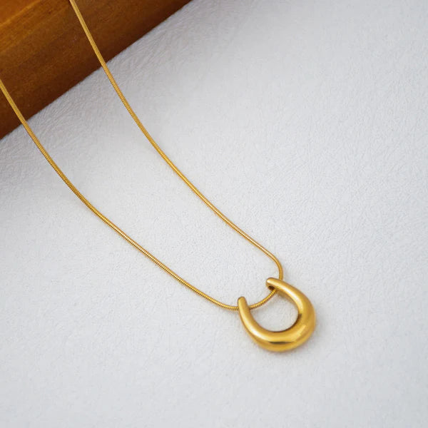 Oralyn – Modern Gold Loop Pendant