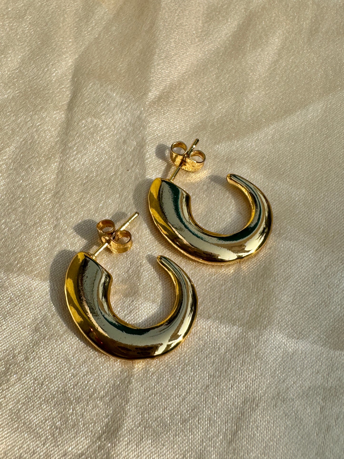 Orona – Sculpted Gold Arc Hoops