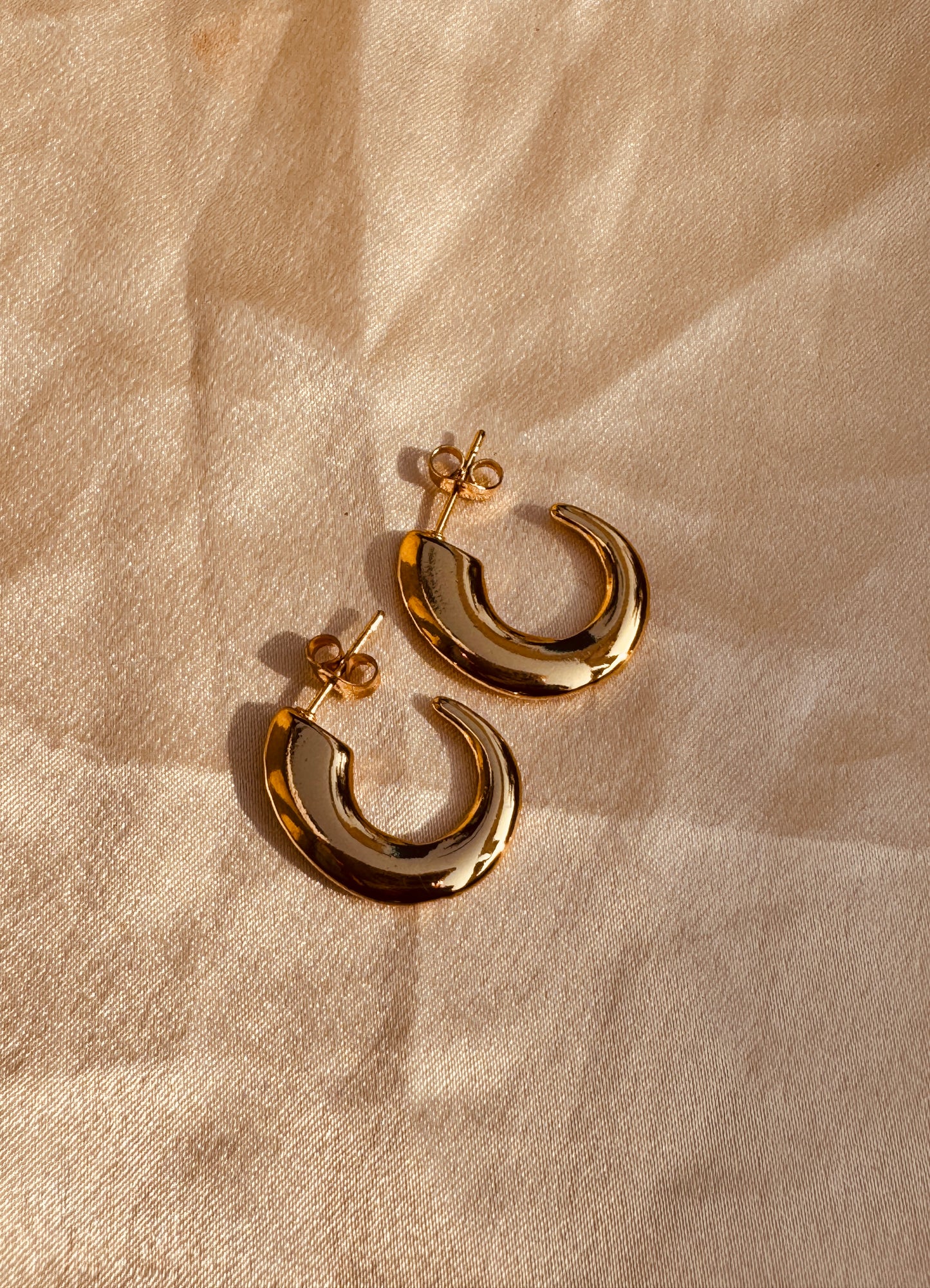 Orona – Sculpted Gold Arc Hoops