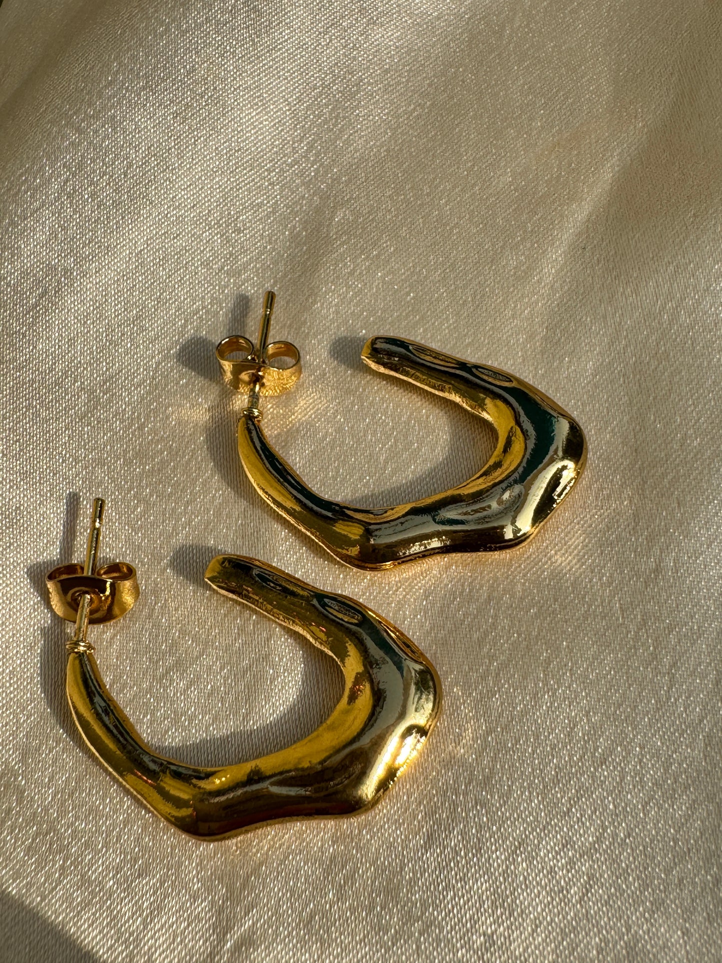 Neriah – Sculpted Flow Hoops