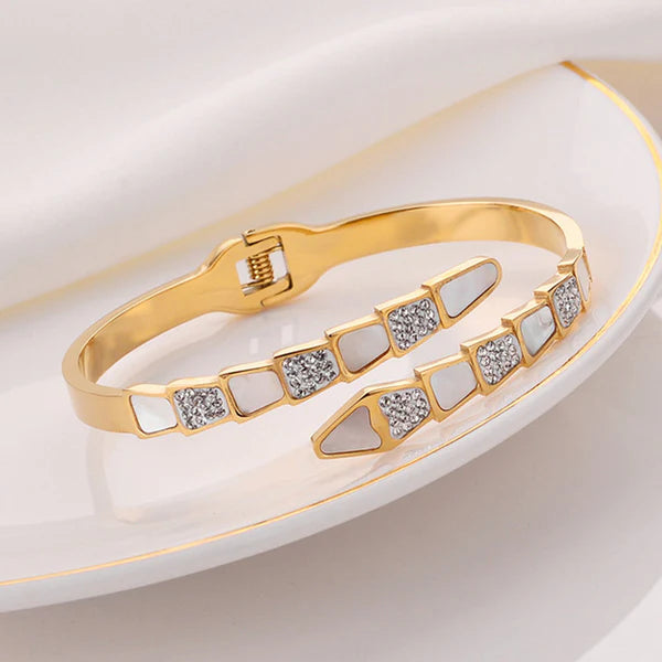 Serpentina – Gold Pearl Snake Bangle