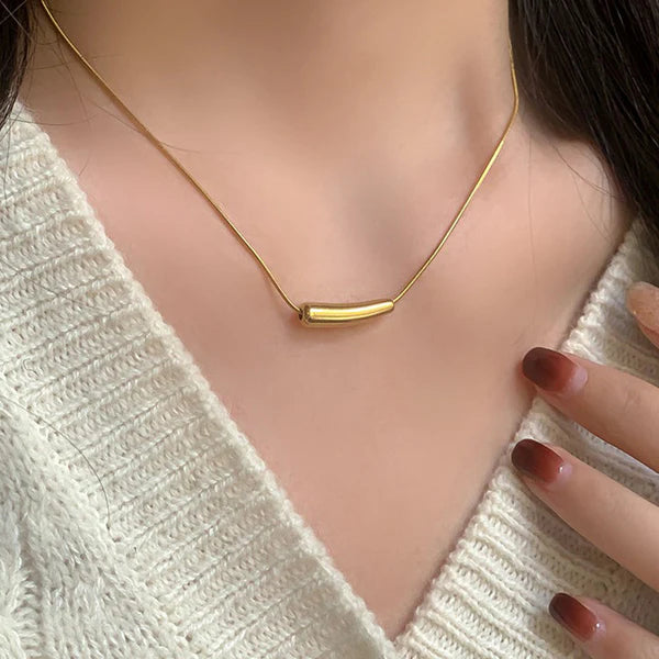 Averra – Sleek Gold Teardrop Necklace