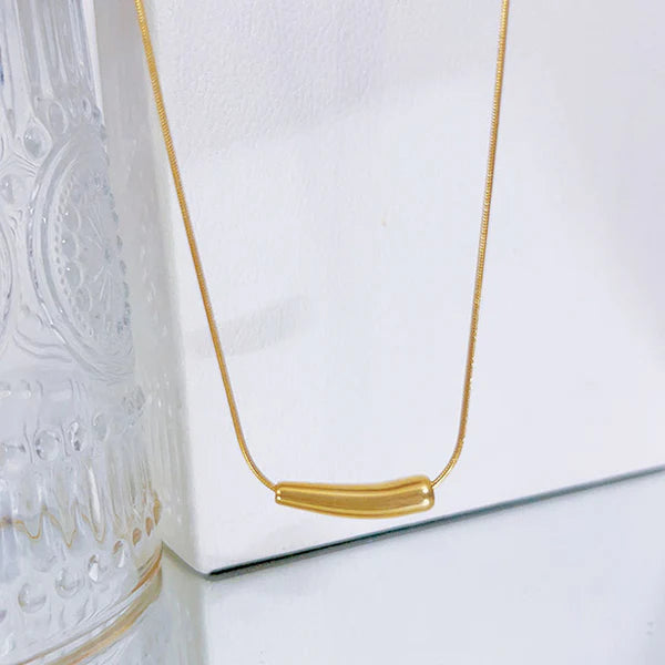 Averra – Sleek Gold Teardrop Necklace