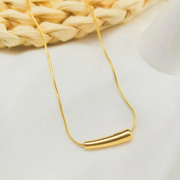 Averra – Sleek Gold Teardrop Necklace
