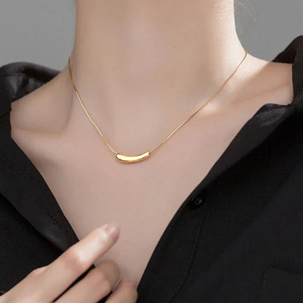 Averra – Sleek Gold Teardrop Necklace