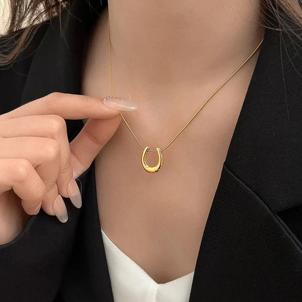 Oralyn – Modern Gold Loop Pendant