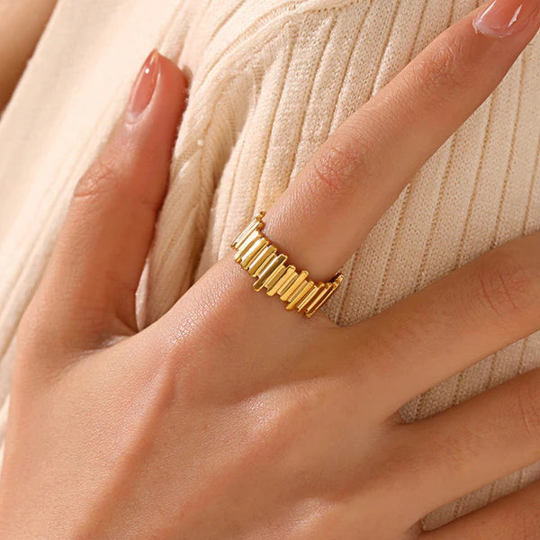 Vexa – Bold Textured Adjustable Ring