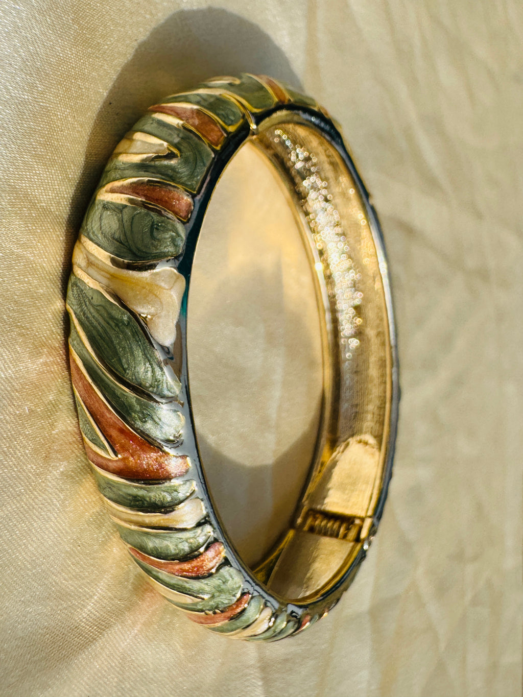 TERRALUX – The Earth-Tone Enamel Gold Bangle