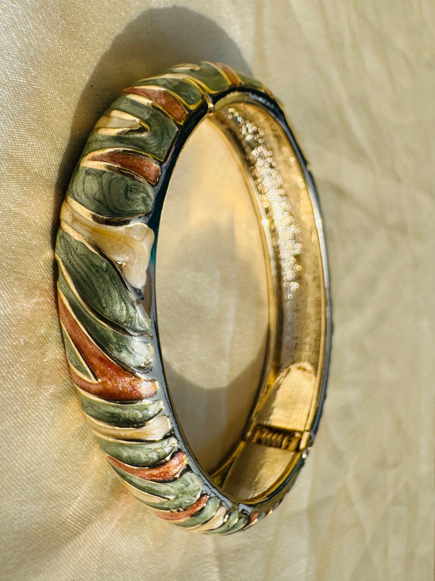 TERRALUX – The Earth-Tone Enamel Gold Bangle