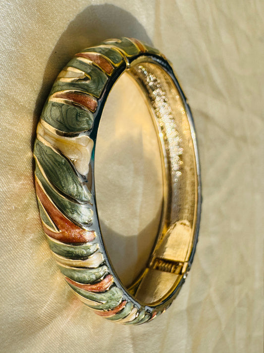 TERRALUX – The Earth-Tone Enamel Gold Bangle