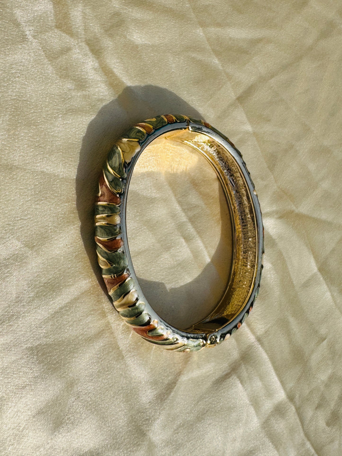 TERRALUX – The Earth-Tone Enamel Gold Bangle