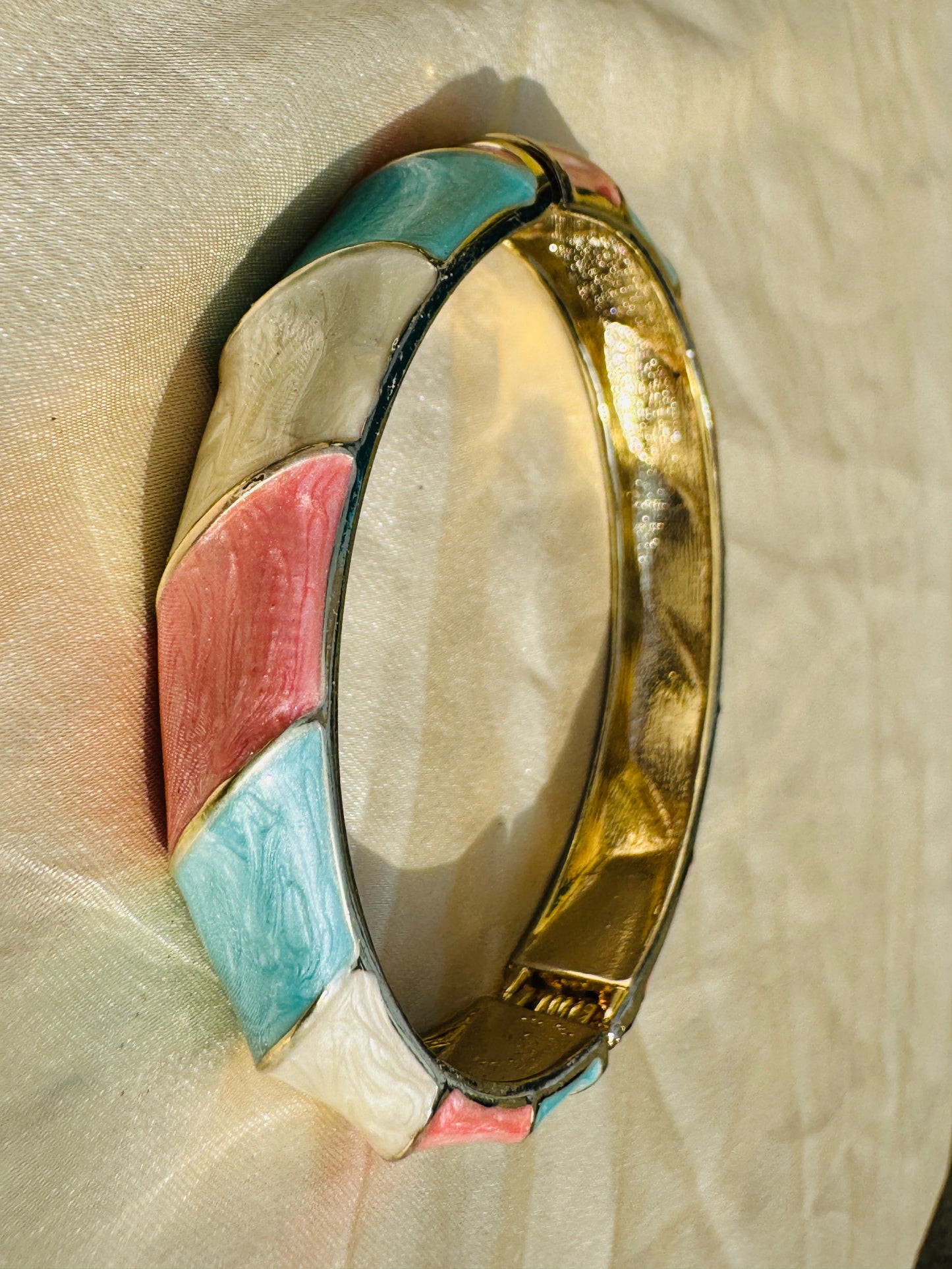 PALETA – The Pastel Enamel Gold Bangle
