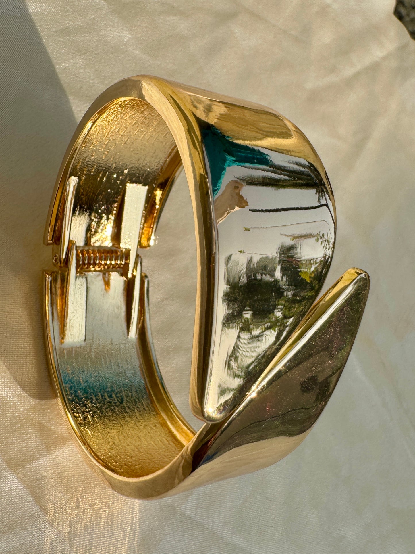 SOLARA – The Sculpted Gold Statement Cuff