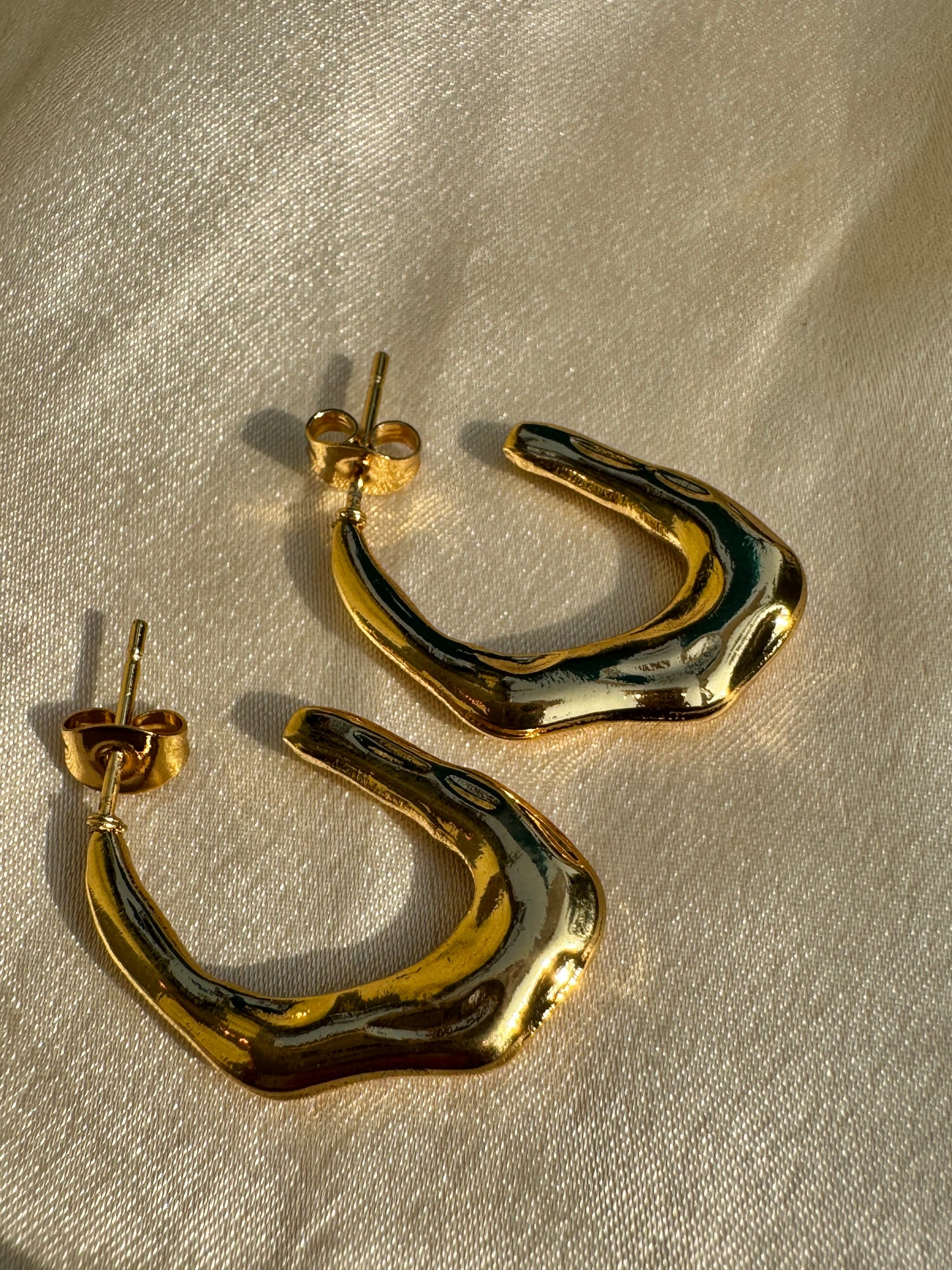 Neriah – Sculpted Flow Hoops