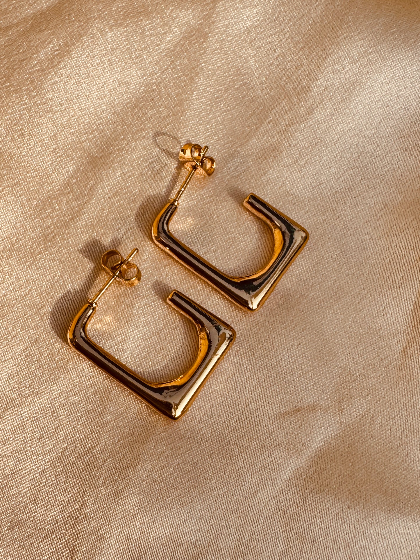 Elaris – Bold Curve Hoops