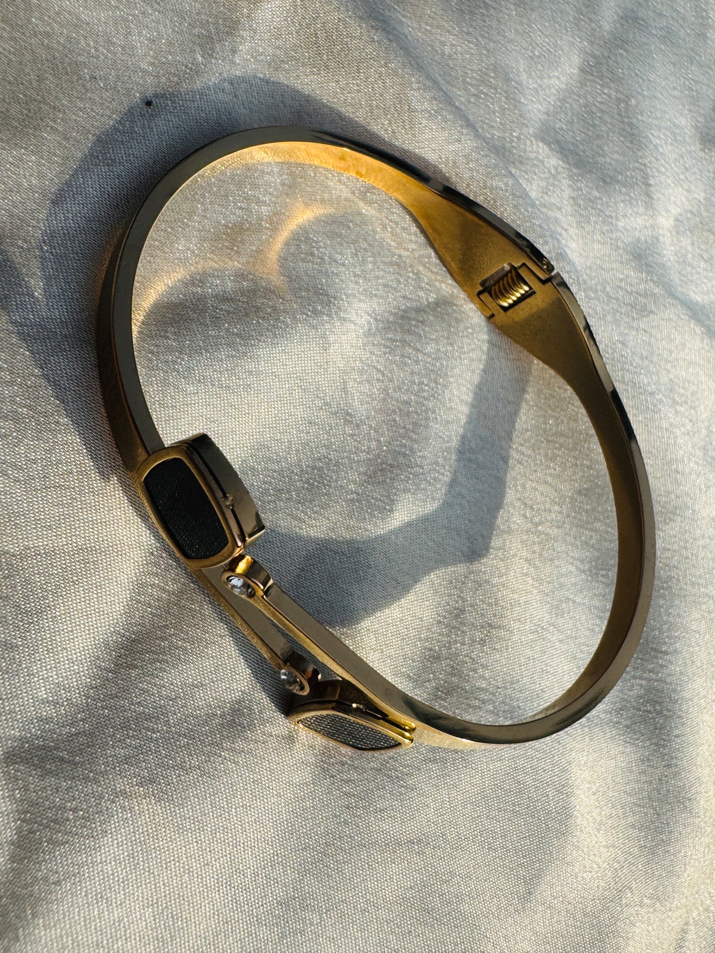 NOIRIX – The Black Enamel Luxe Bracelet