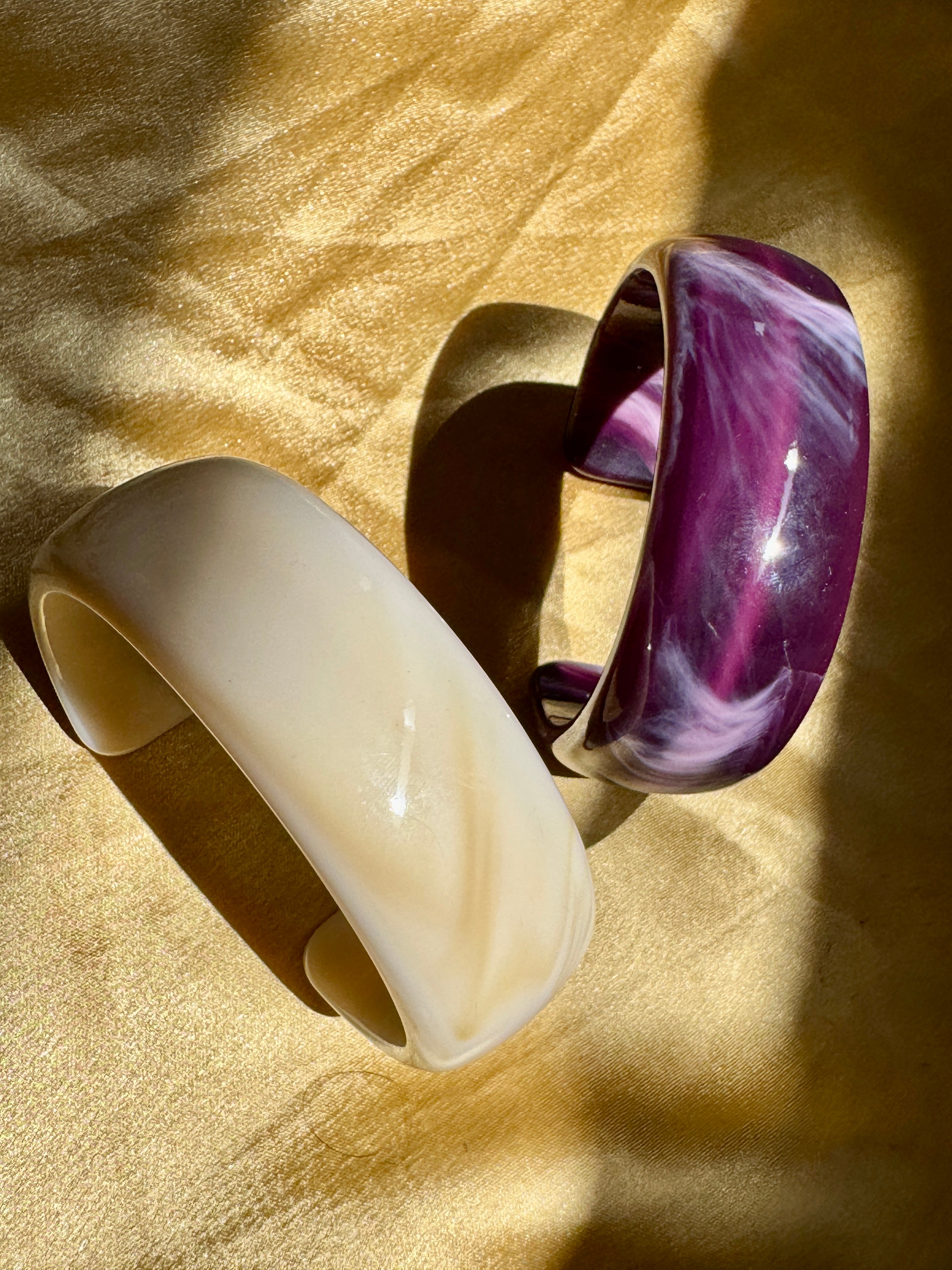 SERENYA – The Marble Muse Resin Cuff