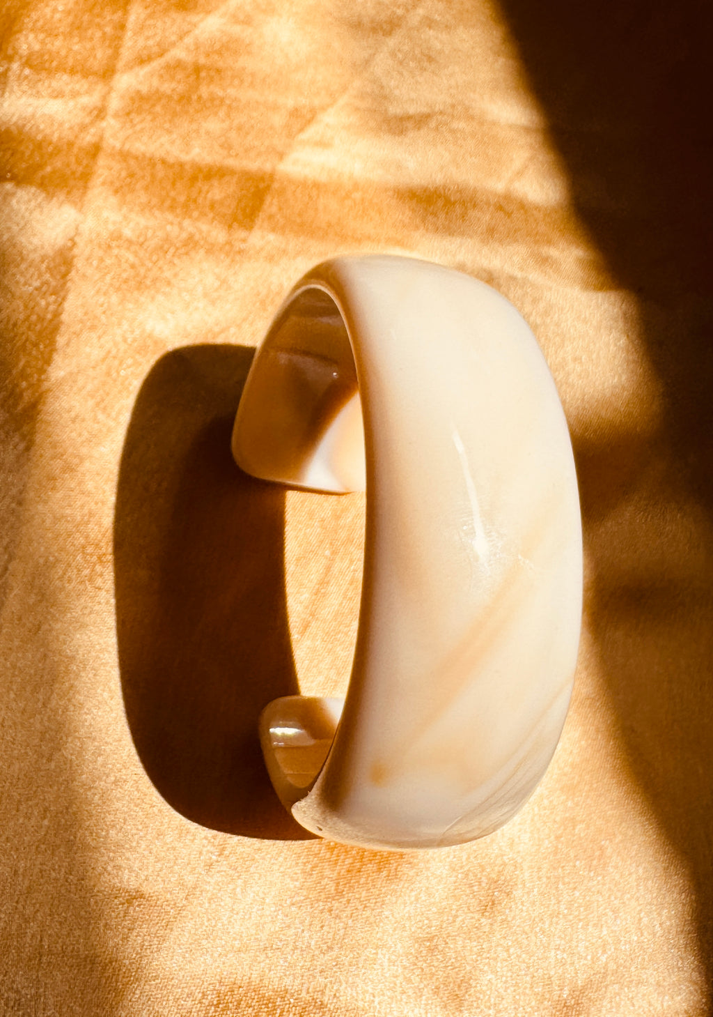 SERENYA – The Marble Muse Resin Cuff