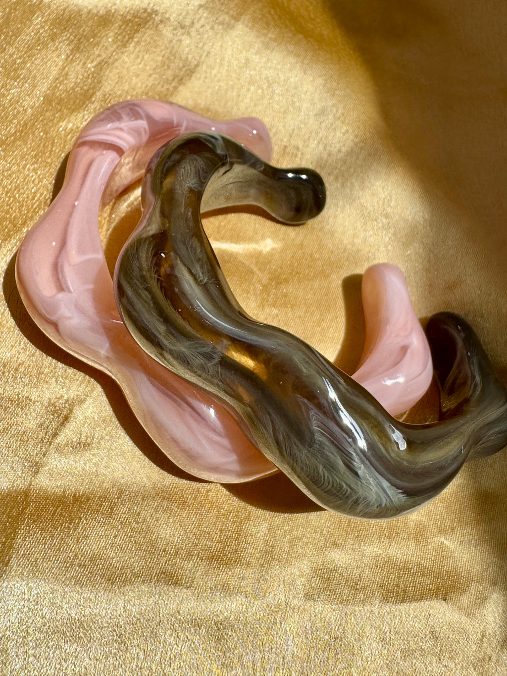 Elaris – Rose & Smoke Resin Wave Cuff
