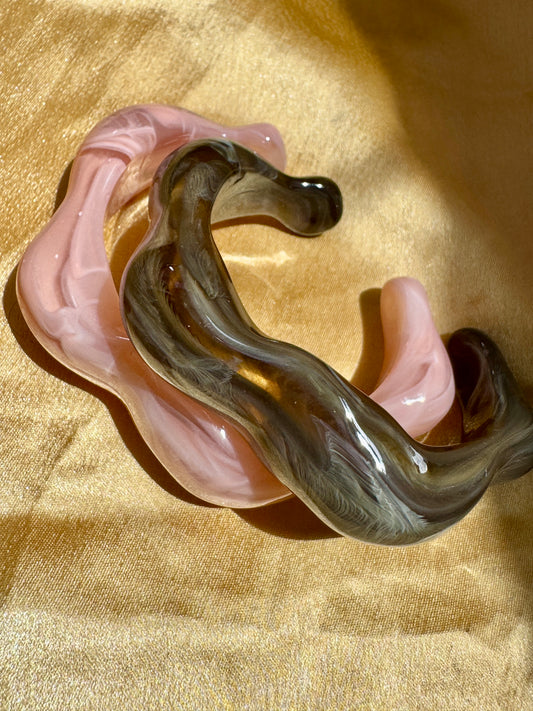 Elaris – Rose & Smoke Resin Wave Cuff