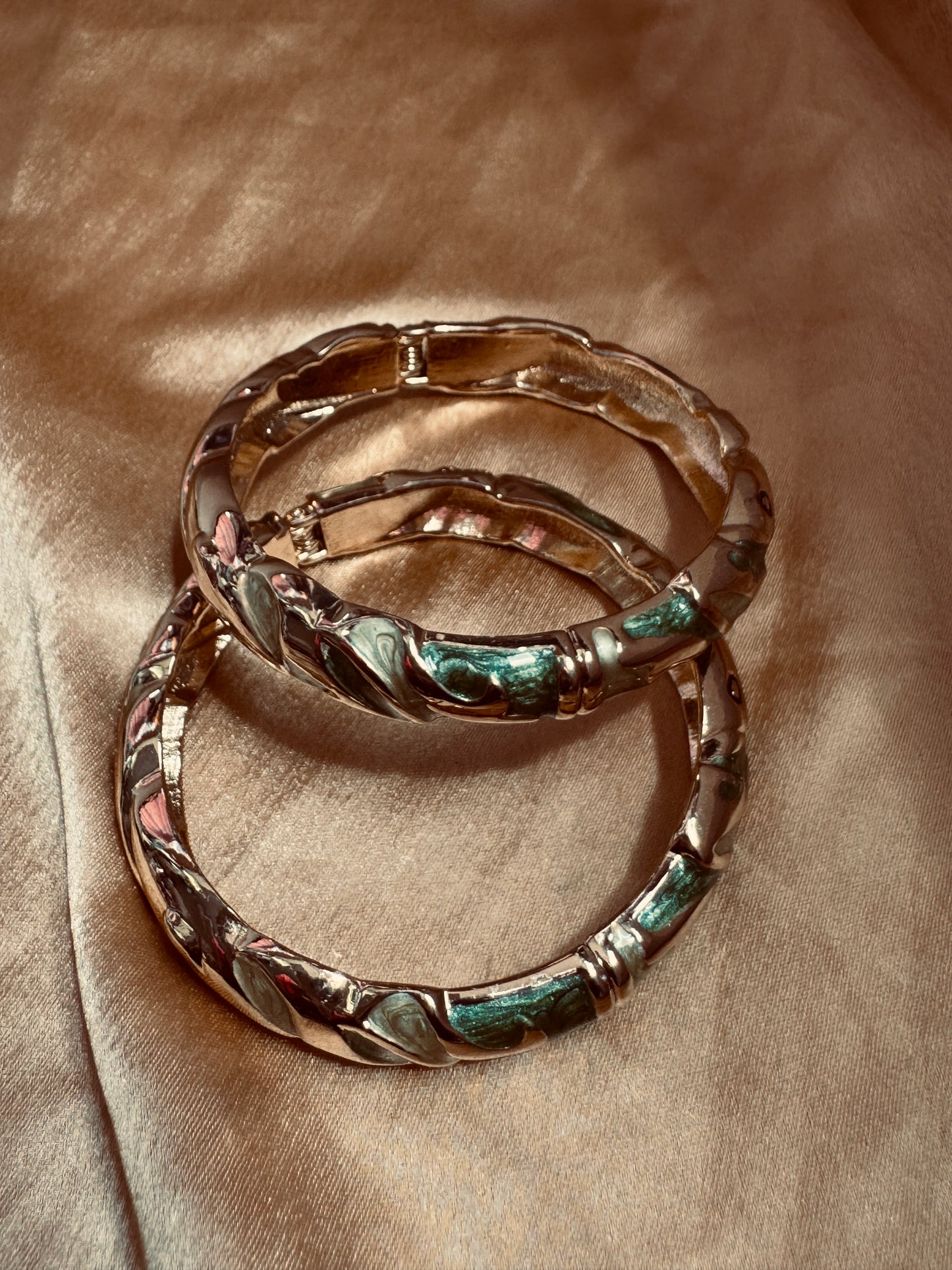 EMERALD GLOW TRIO – The Green Resin & Enamel Gold Bangle Set (3 Pc)