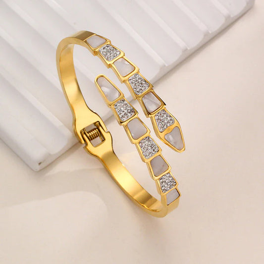 Serpentina – Gold Pearl Snake Bangle