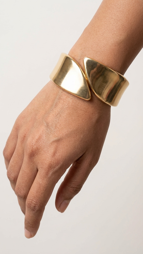 SOLARA – The Sculpted Gold Statement Cuff